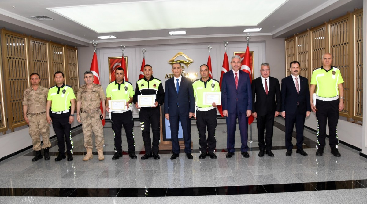Jandarma ve Emniyet Trafik Personeli Başarı Belgesi İle Ödüllendirildi