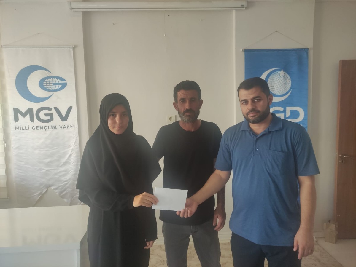 Türkiye Geneli Siyer-i Yarışmasında Üçüncü Olan Öğrenci Ödülünü Aldı