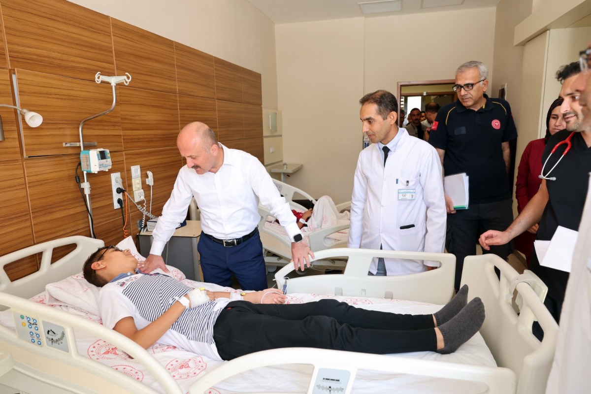 Vali Dr. Osman Varol Hastanede Yatan Hastaları Ziyaret Etti