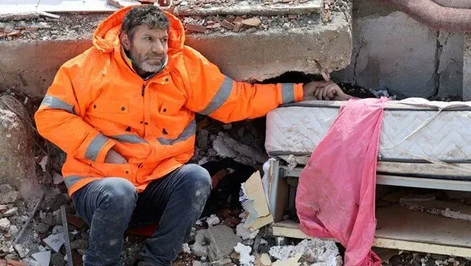 Depremin Simge Fotoğrafının Hikayesi Dünyanın Yüreğini Yakan O Kareyi Çeken Gazeteci O Anı Anlattı