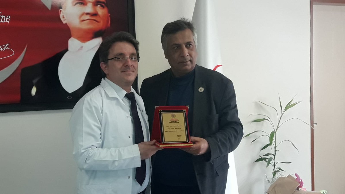 Başhekim Sertan Acar’a Uluslararası Başarı Ödülü