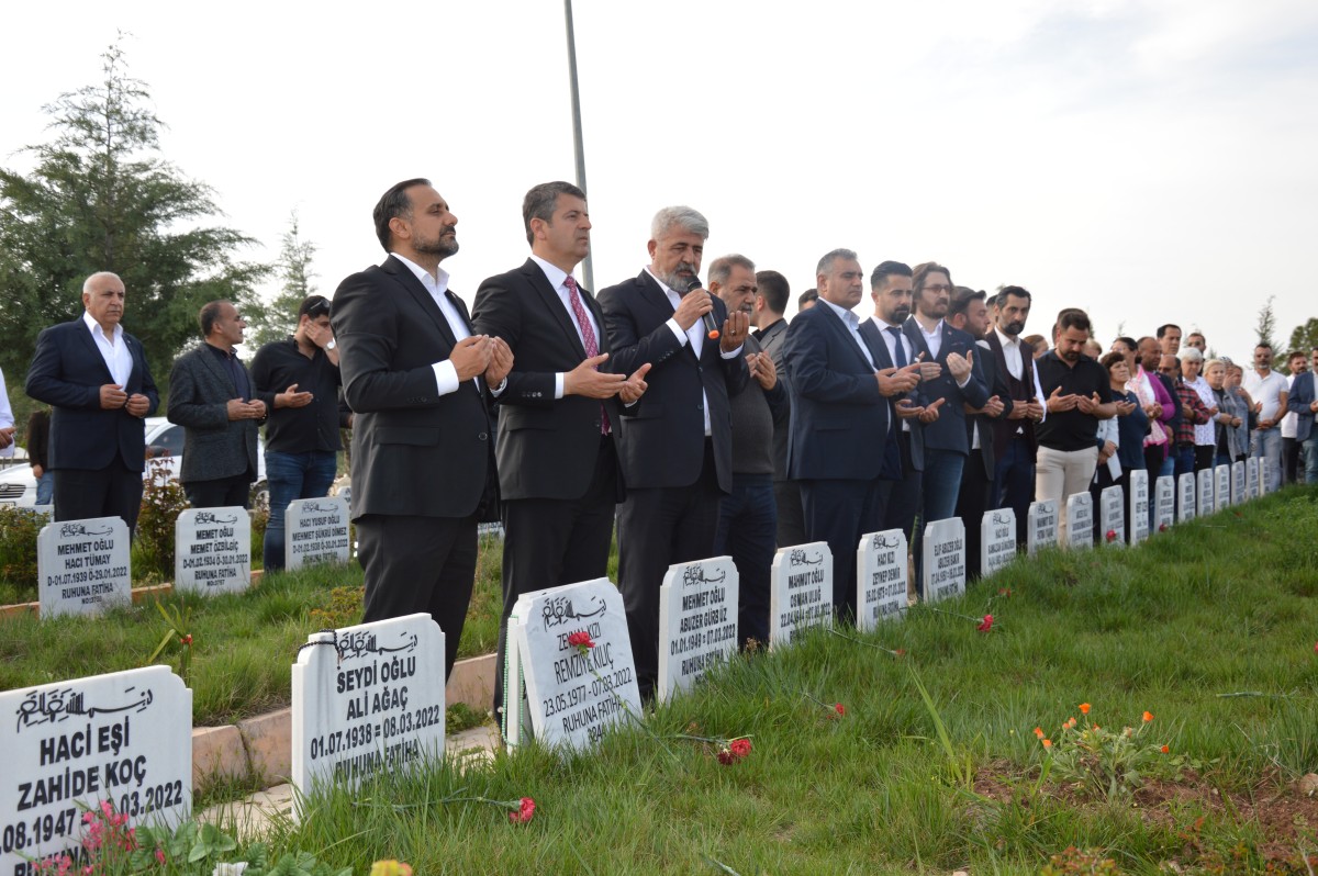 Belediye Başkanı Tutdere İlk Ziyaretini Deprem Şehitliğine Gerçekleştirdi 