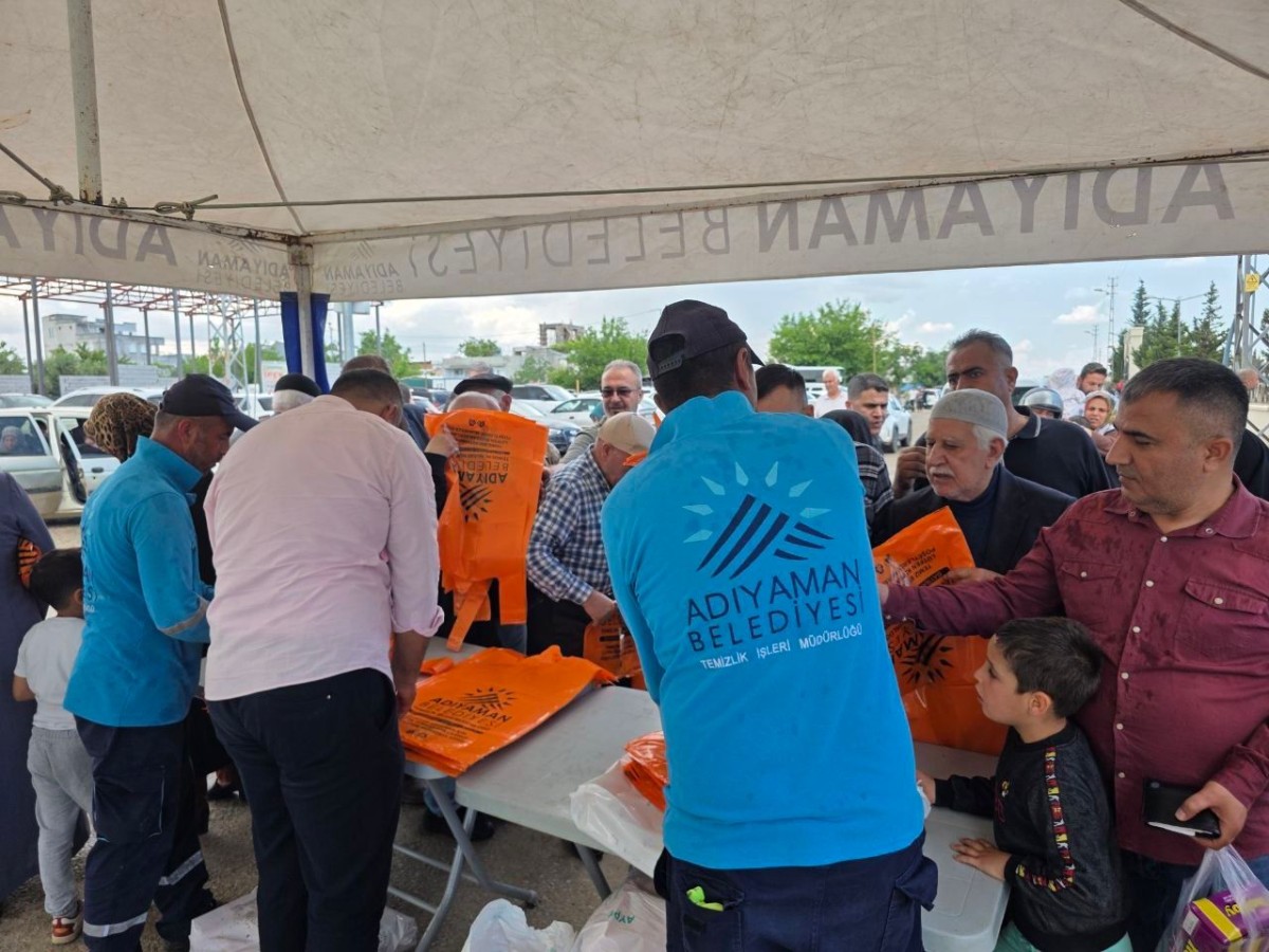 Adıyaman Belediyesi’nden Bayram Öncesi Anlamlı Hizmet Vatandaşa 135 Bin Adet Kurban Poşeti Dağıtıldı