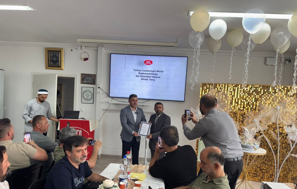 DİTİB Landshut Yunus Emre Camii'nde Duygusal Veda: Beş Yıllık Hizmet Dualarla Uğurlandı