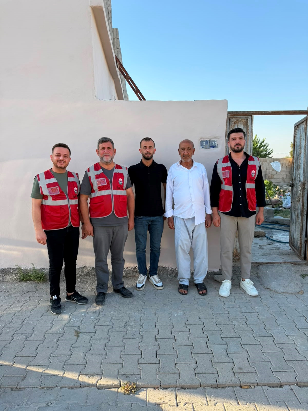 Gönüllüler İhtiyaç Sahibi Ailenin Evini Baştan Sona Boyadı