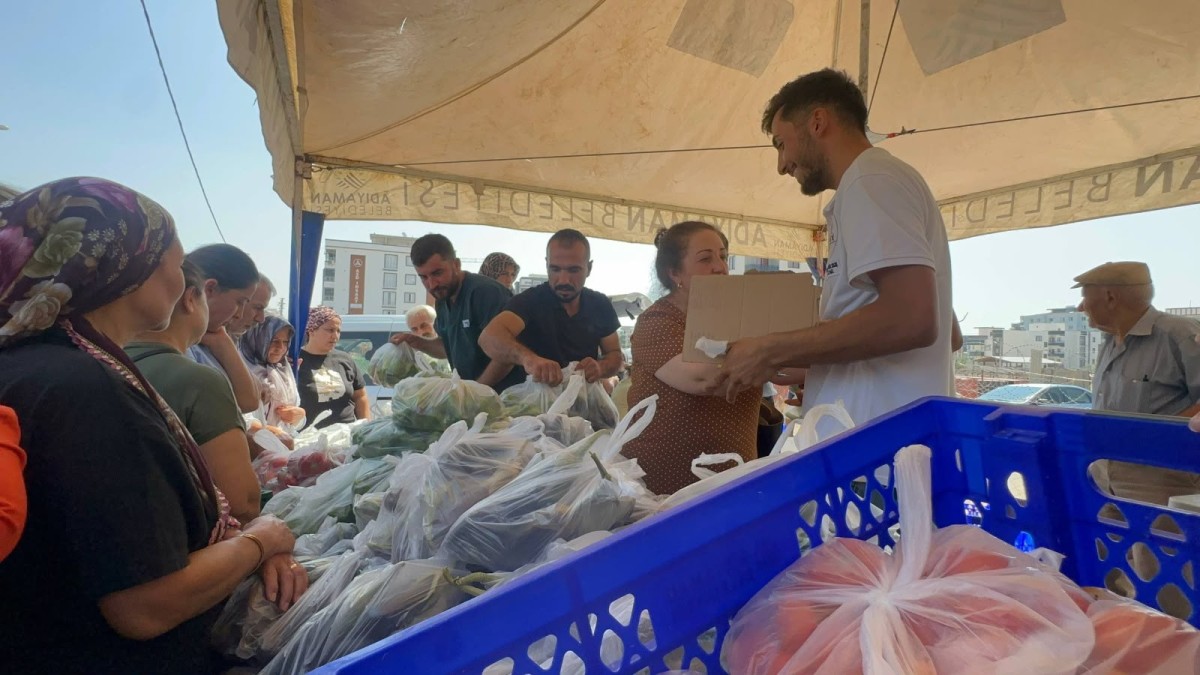 Adıyaman Belediyesi’nin Ürettiği Yaz Sebzeleri Tezgaha Çıktı  Hem Doğal Hem Bütçe Dostu Yaz Sebzeleri Tezgahta