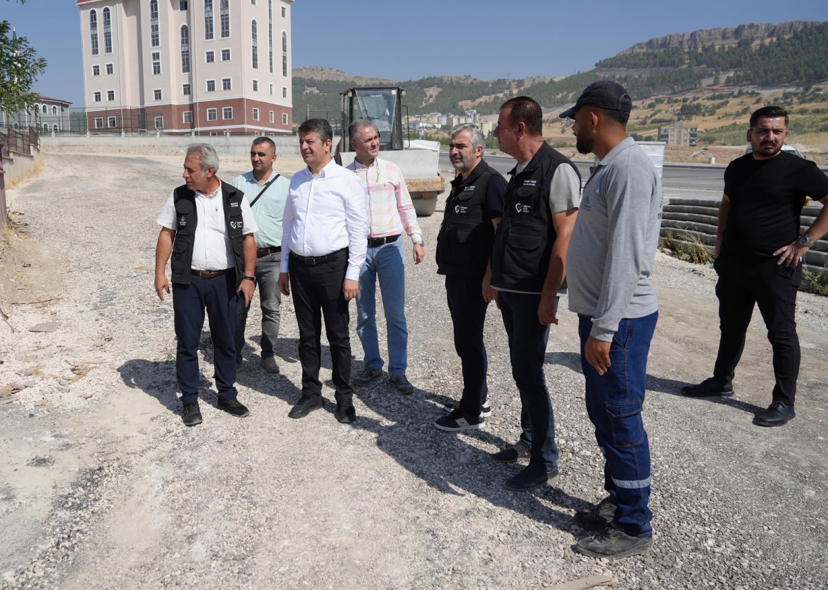 Adıyaman Belediyesi Okullar Bölgesini Yeni Eğitim Yılına Hazırlıyor Başkan Tutdere Asfalt Çalışmalarını Yerinde İnceledi
