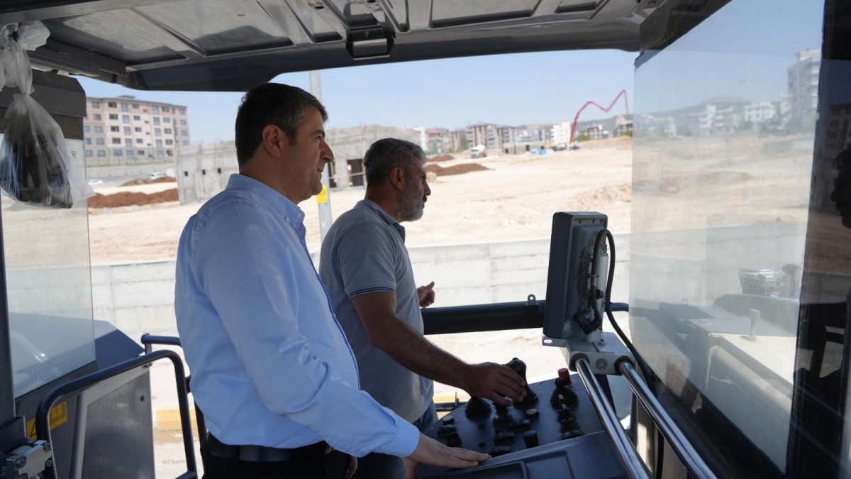 Adıyaman’da Üç Ayda 94 Bin Ton Sıcak Asfalt Serildi Başkan Tutdere’nin “2026 Asfalt Yılı” Hedefi Doğrultusunda Çalışmalar Kent Genelinde Sürüyor