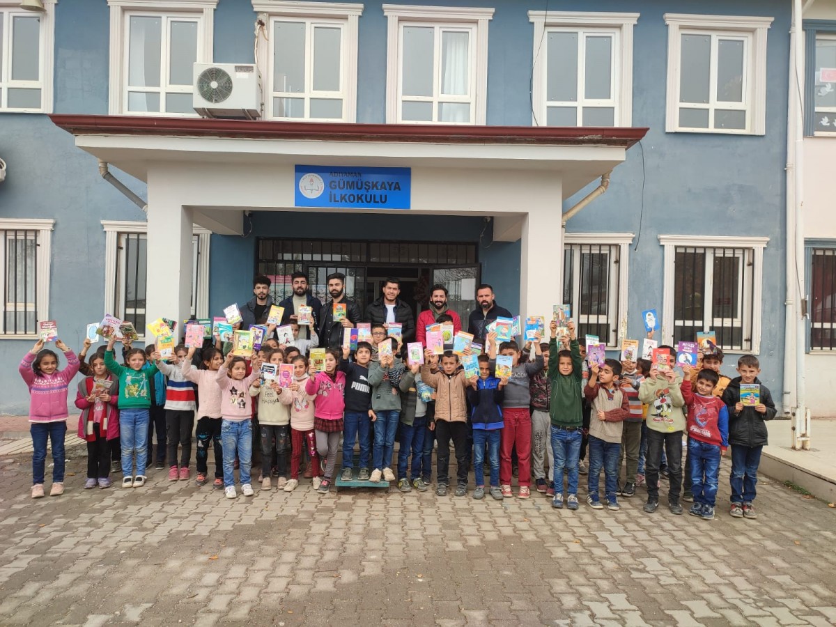 Köy Okuluna Bağışlanan Kitaplar Öğrencileri Sevindirdi