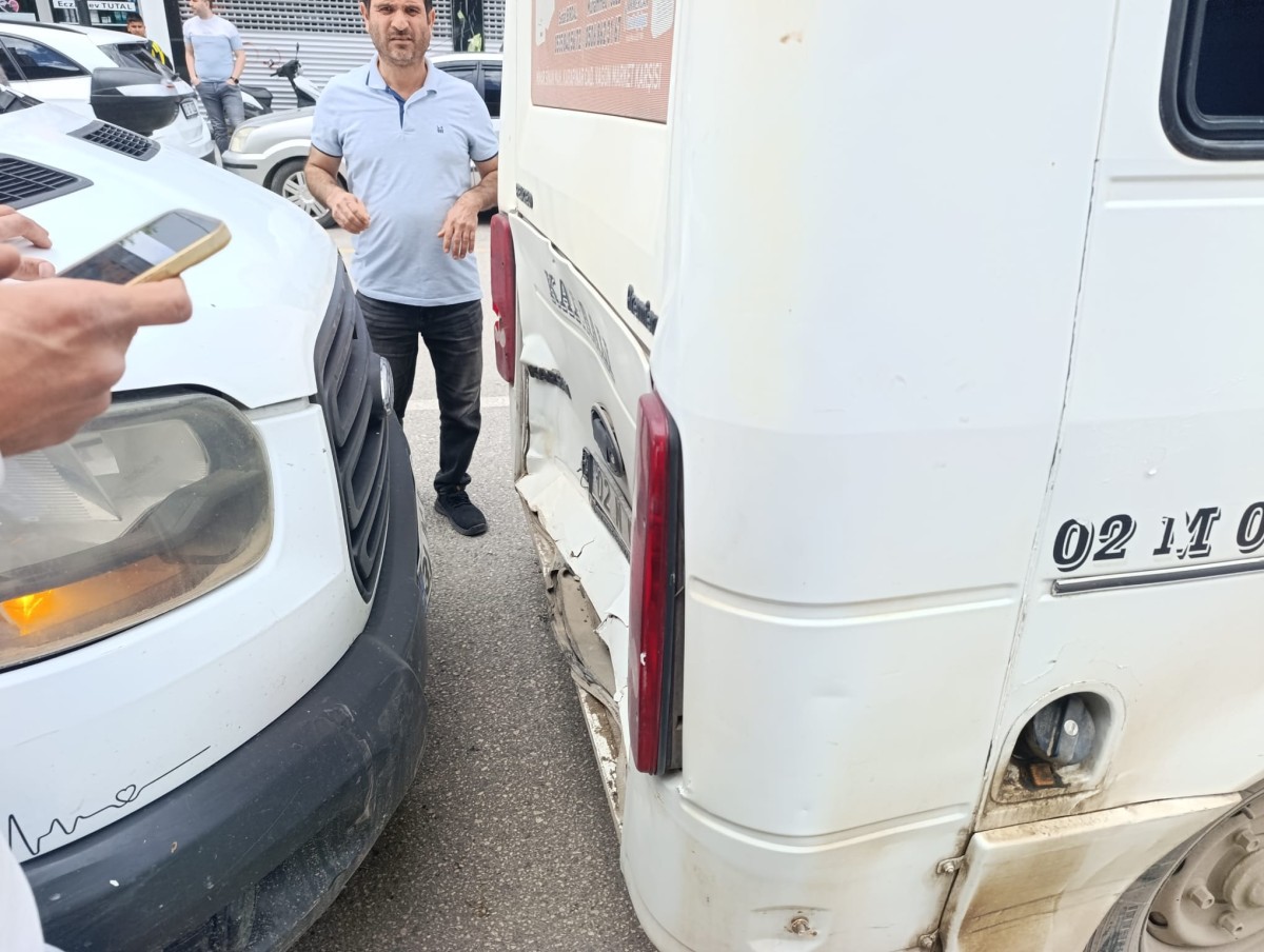 Bayram Yoğunluğunda Çarşı Merkezinde Maddi Hasarlı Kaza