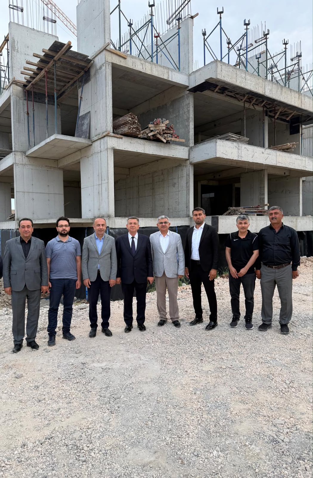 İş Adamı Erdemoğlu ile Rektör Keleş, Yapımı Devam Eden ADYÜ Personel Lojmanlarında İncelemede Bulundu