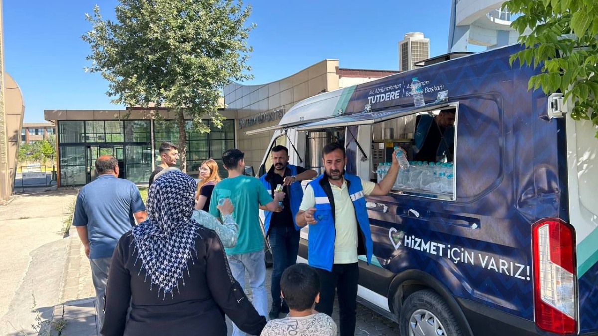 Adıyaman Belediyesinden YKS Adaylarına Su, Kek ve Meyve Suyu İkramı Başkan Tutdere’den YKS Sabahı Öğrenci ve Velilere Destek