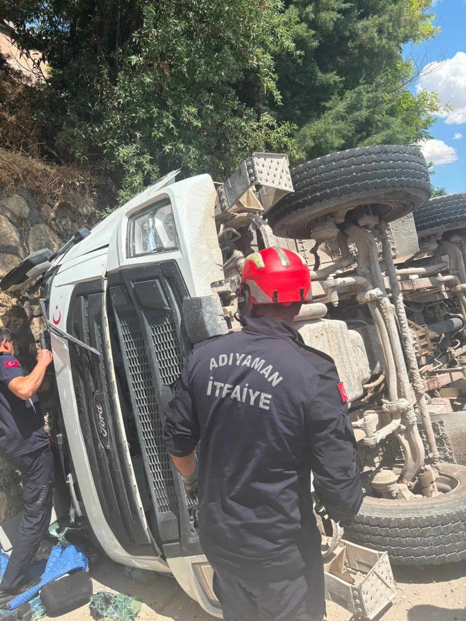 Adıyaman Belediyesi İtfaiye Ekiplerinden Zamanla Yarışan Kurtarma Operasyonu 4 Dakikada Kaza Yerine Ulaştılar