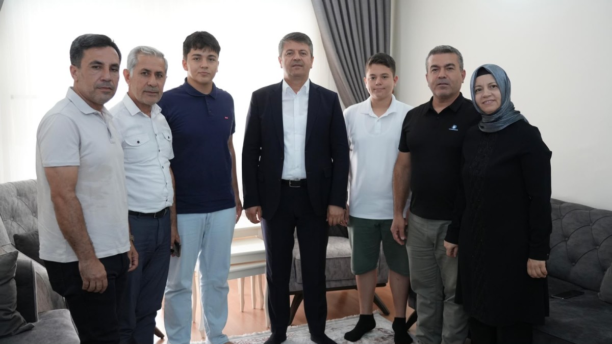 LGS Şampiyonlarına Başkan Tutdere’den Ev Ziyareti