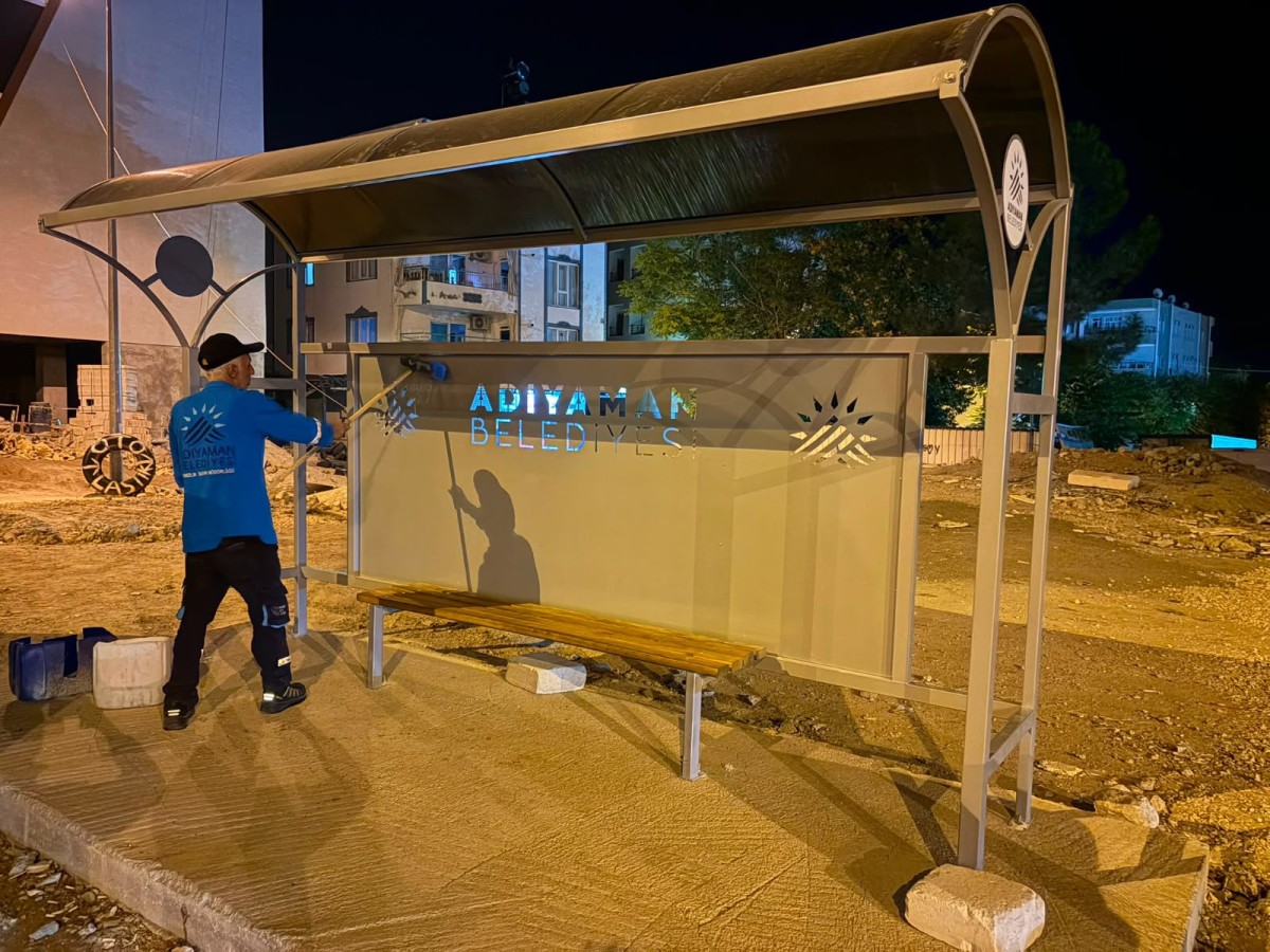 Adıyaman Belediyesi’nden Otobüs Duraklarında Kapsamlı Temizlik Çalışması