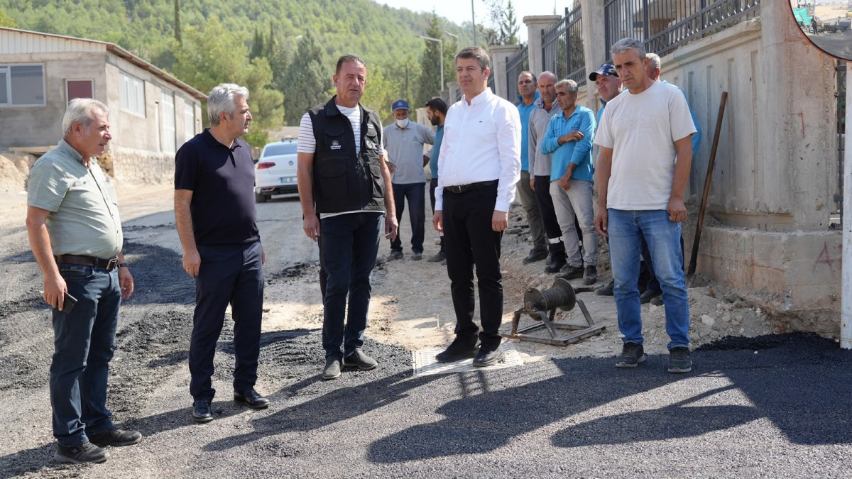 Başkan Tutdere Asfalt Çalışmalarını Yerinde İnceledi Şehit Cem Özgül Ortaokulu, Adliye Lojmanları ve Narlıkuyu’da Yoğun Asfalt Mesaisi