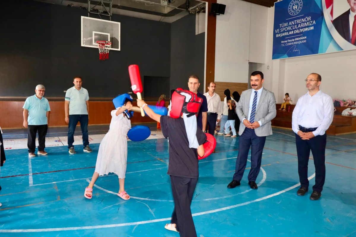 Kahta Kaymakamı Soysal, Spor Tesislerinde İncelemelerde Bulundu