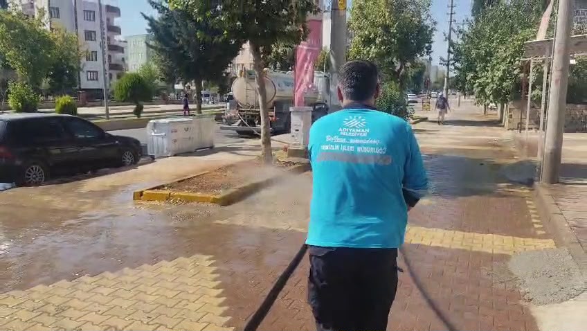 Adıyaman Belediyesi’nden Tozla Mücadelede Çift Vardiya Başkan Tutdere: “33 Mahallemizde Sulama Ve Yol Yıkama Çalışmalarımızı Sürdürüyoruz”