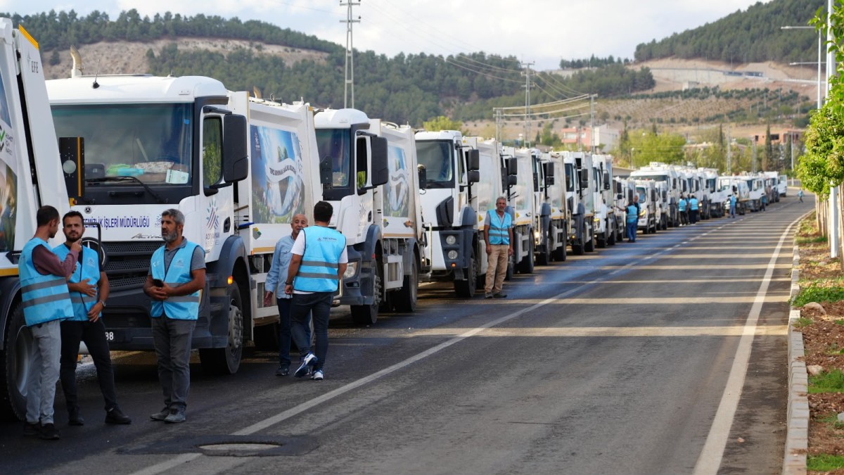 Başkan Tutdere'nin Tasarruf Politikasıyla Güçlenen Temizlik Filosu Yaz Boyunca Kentin Yükünü Omuzladı Adıyaman’da Yaz Boyunca 21,6 Milyon Kilo Atık Toplandı!