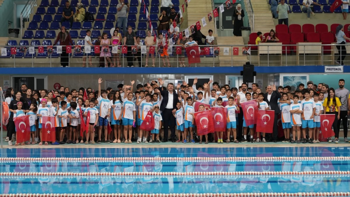 Adıyaman Belediyesi Yaz Okulları Kapanış Töreni Renkli Görüntülere Sahne Oldu  Başkan Tutdere’den Sporculara Yüzme Havuzu Müjdesi