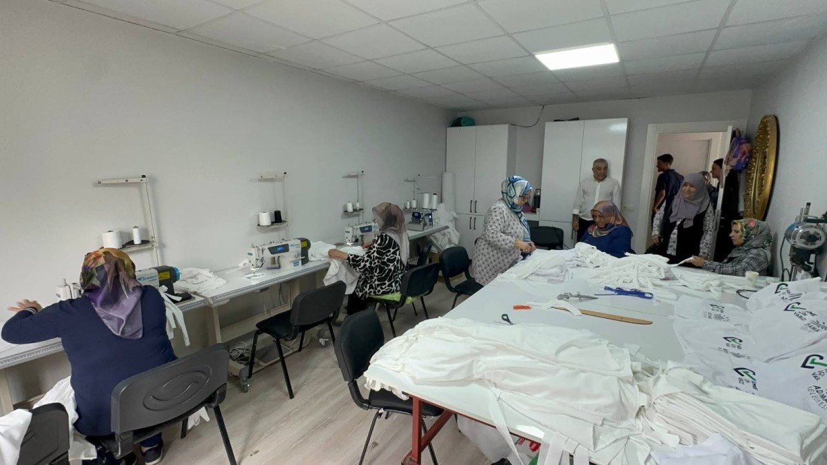 Adıyaman Belediyesi’nden Fırıncı Esnafına 1000 Adet Önlük Desteği Kadınların Ürettiği Önlükler Fırıncı Esnafına Dağıtılacak