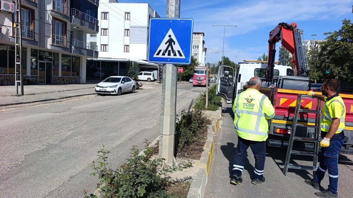 Adıyaman Belediyesi Okul Çevrelerinde Trafik Güvenliği Önlemlerini Artırıyor