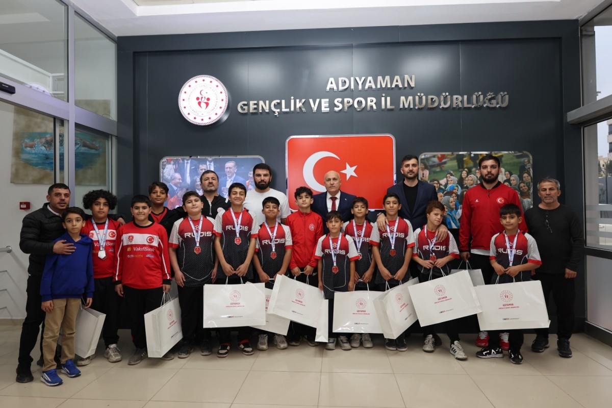 Deprem Sonrası Başarı Gösteren Güreşçiler Ödüllendirildi